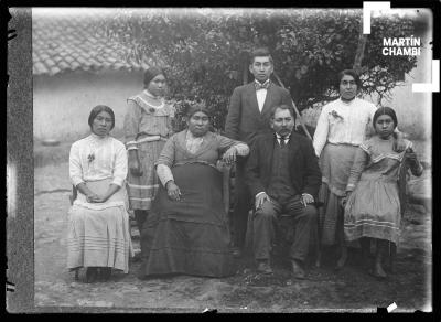 Reproducción fotográfica de retrato de familia no identificada.