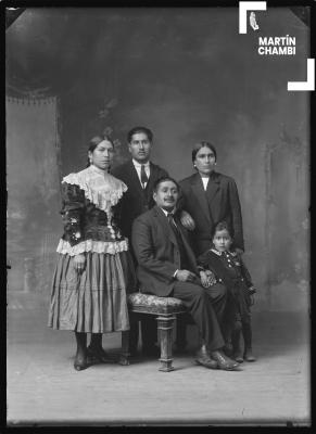 Retrato de familia no identificada en estudio fotográfico