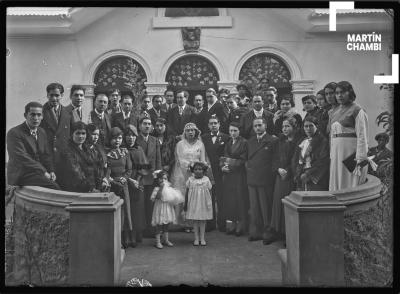 Retrato f de matrimonio no identificado.  El dueño de la casa es el Sr. Nicolas Sotomayor, dueño de la sombrería  &quot;Chick Oriental&quot;