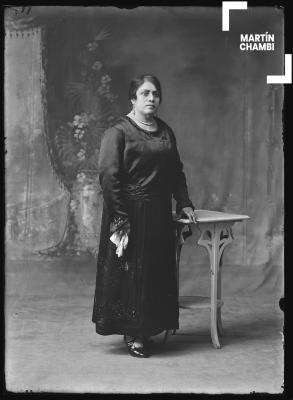 Retrato de mujer no identificada en estudio fotográfico