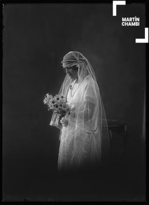 Retrato de mujer no identificada en estudio fotográfico