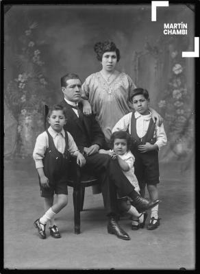 Retrato de familia no identificada en estudio fotográfico