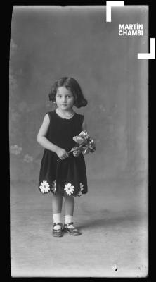 Retrato de niña no identificada en estudio fotográfico