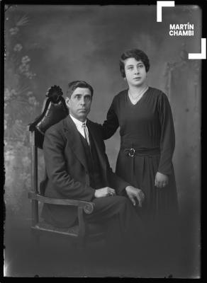 Retrato de pareja no identificada en estudio fotográfico