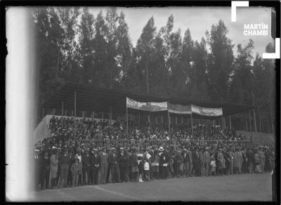 Luisa Arguedas Palma, Reina del Deporte, y Víctor M. Vélez, Prefecto del Cuzco en celebración deportiva en Estadio Universitario