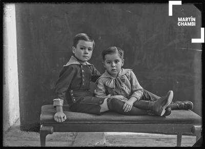 Retrato de niños no identificados en estudio fotográfico