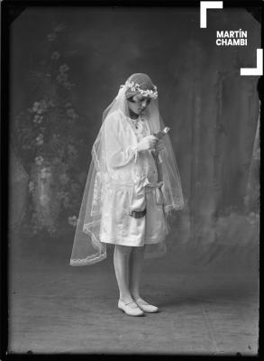 Retrato de niña no identificada en primera comunión en estudio fotográfico