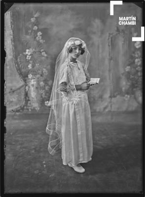 Retrato de niña no identificada en primera comunión en estudio fotográfico