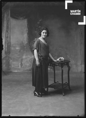 Retrato de mujer no identificada en estudio fotográfico