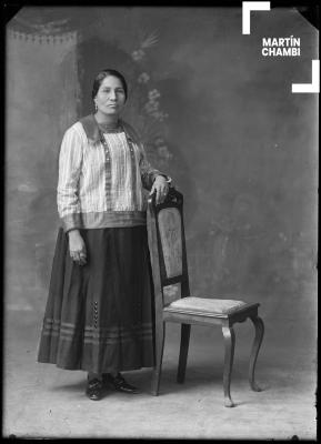 Retrato de mujer no identificada en estudio fotográfico