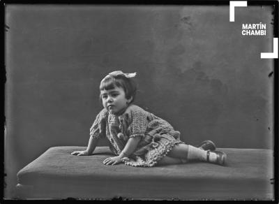 Retrato de niña no identificada en estudio fotográfico