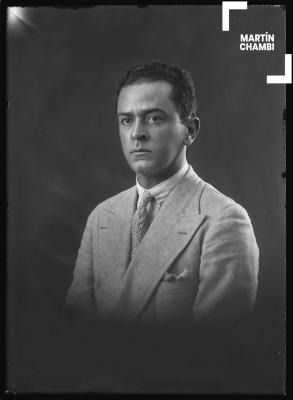 Retrato de hombre no identificado en estudio fotográfico