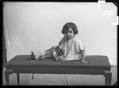 Retrato de niña no identificada en estudio fotográfico