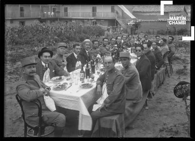 Banquete en reunión social cuzqueña con presencia de militares