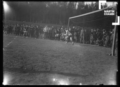 Arquero de fútbol en portería