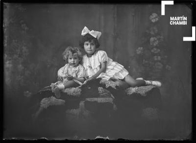 Retrato de hermanas no identificadas en estudio fotográfico