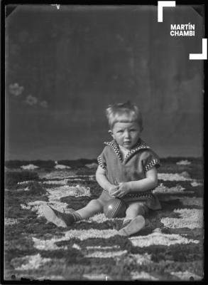 Retrato de niño no identificado en estudio fotográfico