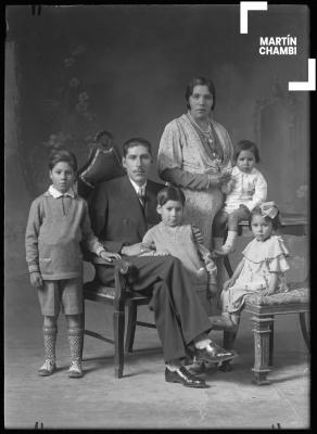 Retrato de familia no identificada en estudio fotográfico