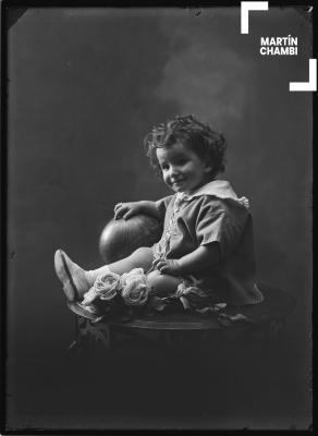 Retrato de niño no identificado en estudio fotográfico