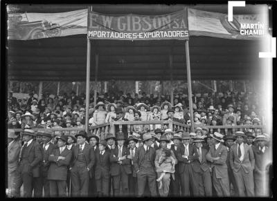 Luisa Arguedas Palma, Reina del Deporte, y Víctor M. Vélez, Prefecto del Cuzco en celebración deportiva en Estadio Universitario