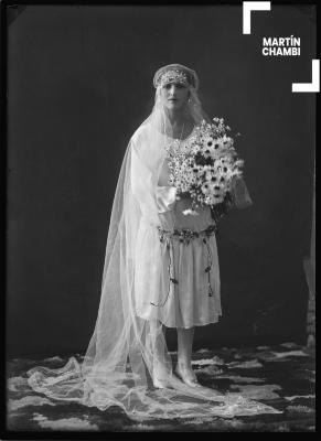 Retrato de novia no identificada en estudio fotográfico