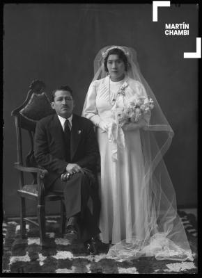 Retrato de novios no identificados en estudio fotográfico