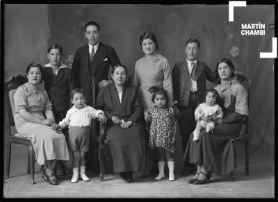 Retrato de familia no identificada en estudio fotográfico