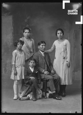 Retrato de familia no identificada en estudio fotográfico