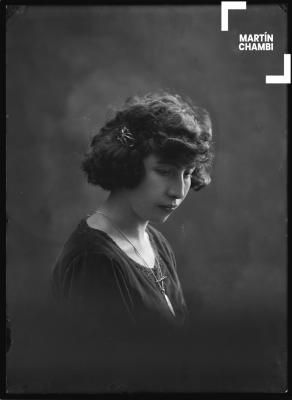 Retrato de mujer no identificada en estudio fotográfico