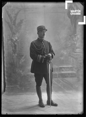 Retrato de militar no identificado en estudio fotográfico