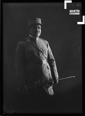 Retrato de militar no identificado en estudio fotográfico