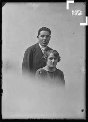 Retrato de pareja no identificada en estudio fotográfico