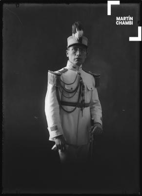 Retrato de militar no identificado en estudio fotográfico