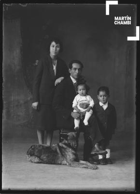 Retrato de familia no identificada en estudio fotográfico