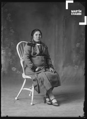 Retrato de mujer no identificada en estudio fotográfico