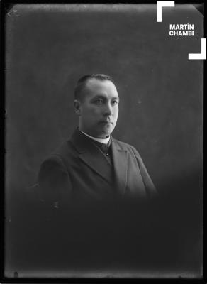 Retrato de eclesiástico no identificado en estudio fotográfico