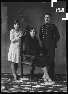 Retrato de la familia Chamorro Vizcarra en estudio fotográfico