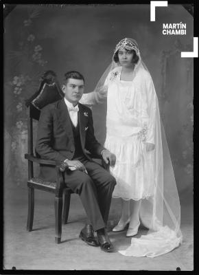 Retrato de novios no identificados en estudio fotográfico