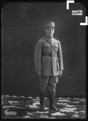 Retrato de militar no identificado en estudio fotográfico