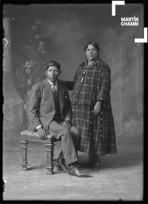 Retrato de pareja no identificada en estudio fotográfico