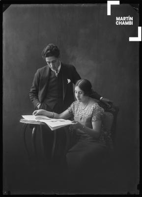 Retrato de pareja no identificada en estudio fotográfico