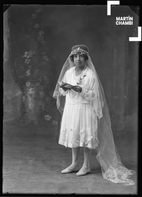 Retrato de niña no identificada en primera comunión en estudio fotográfico