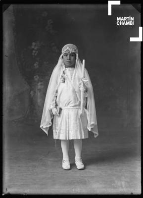 Retrato de niña no identificada en primera comunión en estudio fotográfico