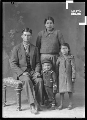 Retrato de padre e hijos no identificados en estudio fotográfico