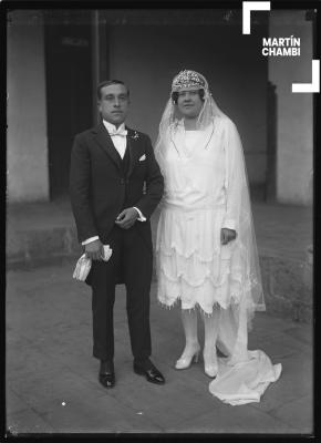 Retrato de novios no identificados en estudio fotográfico