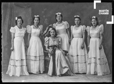 Retrato de Luzmarina Ugarte Velasco, reina del carnaval del Cuzco  junto a su corte de honor