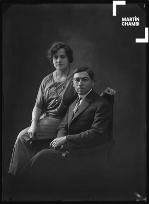 Retrato de matrimonio no identificado en estudio fotográfico