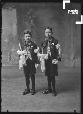 Retrato de los hermanos Luis y José Santos Aguirre Dávalos con trajes de  primera comunión en estudio fotográfico