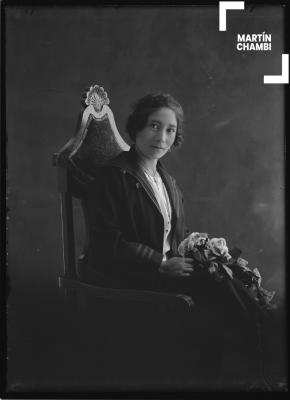 Retrato de mujer no identificada en estudio fotográfico