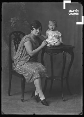 Retrato de madre y niño no identificados  en estudio fotográfico